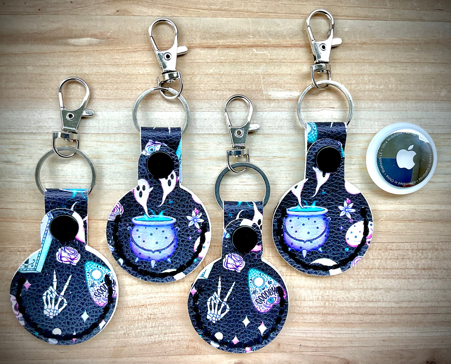 AirTag Holder Keychain - Black/White Magic